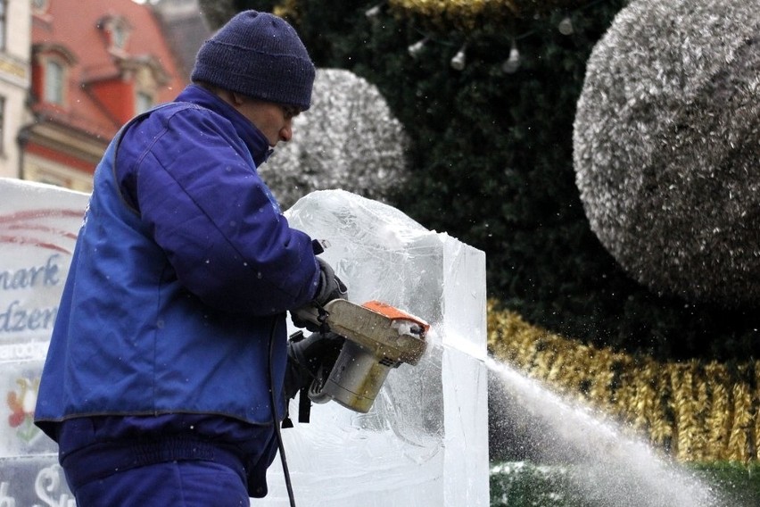 Wrocław: W Rynku rzeźbią lodową pocztówkę z miasta (ZDJĘCIA) 