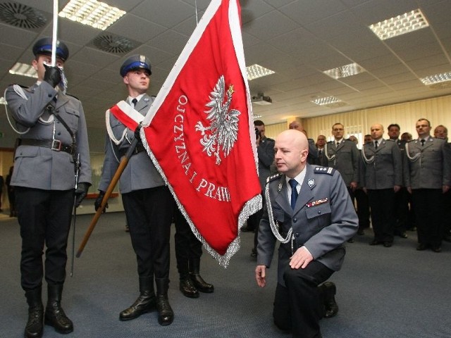 Jarosław Szymczyk zgodnie z ceremoniałem obejmując stanowisko ucałował sztandar naszego garnizonu.