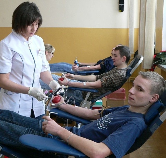 Marcin Pikulski z klasy III TI był jednym z 49 uczniów, którzy honorowo oddali krew w Cudzynowicach.
