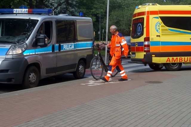 O godzinie 13:00 doszło do Kolizji przy ulicy Kopernika w Słupsku. - Kierująca Peugeotem nie ustąpiła pierwszeństwa rowerzyście zjeżdżającemu ze ścieżki rowerowej - informuje komisarz Sebastian Cistowski - z komendy miejskiej policji w Słupsku. - Rowerzysta został zabrany do szpitala, ale nic poważnego mu się nie stało - słyszymy.  Kierującej Peugeotem zatrzymano prawo jazdy, sprawa trafi do sądu.