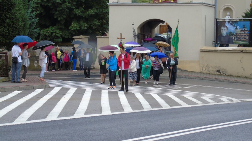 Tradycyjna pielgrzymka przeszła z Osieka do Sanktuarium Matki Bożej Bolesnej w Sulisławicach (ZDJĘCIA)
