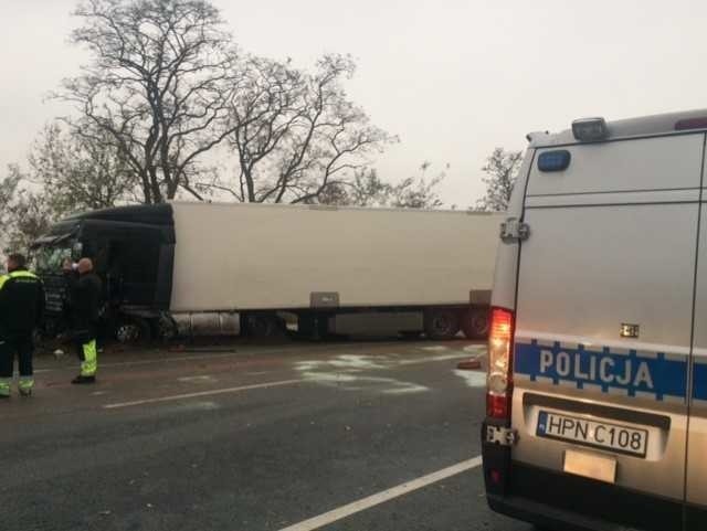 Ciężarówka zderzyła się z osobówką w Knybawie. Na drodze...