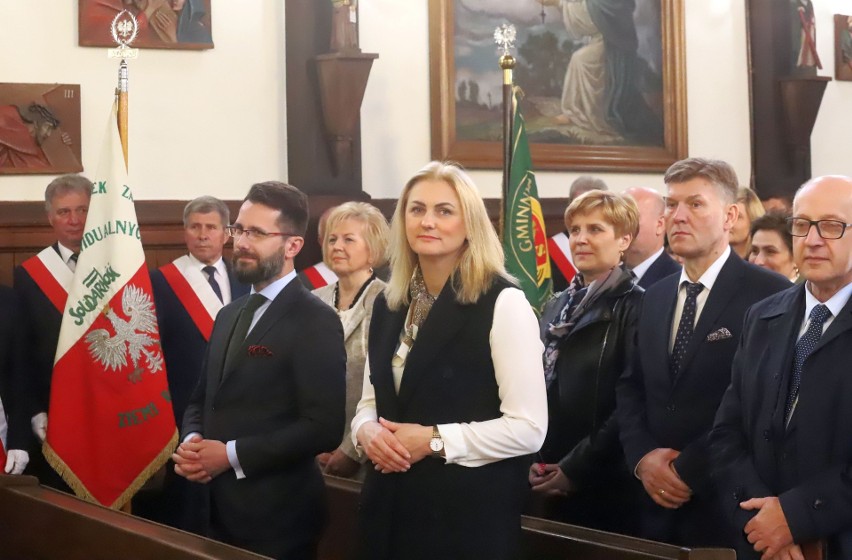 Jedlnia-Letnisko świętuje nadanie praw miejskich. Biskup Marek Solarczyk poświęcił sztandar gminy, później był koncert. Zobacz zdjęcia