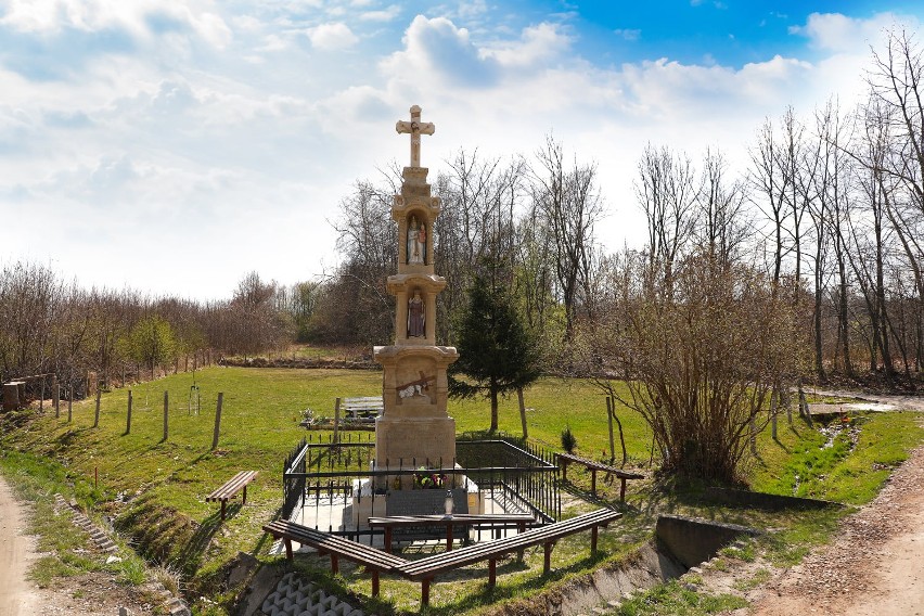 Mająca ok. 200 lat kapliczka w Węgrzcach Wielkich odzyskała...
