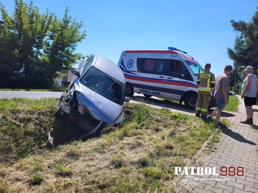 Na drodze wojewódzkiej pod Krakowem kierowca zasnął za kierownicą. Jego samochód wypadł z jezdni