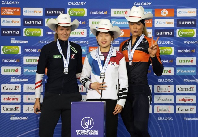 Kim Min-Sun (w środku) po raz trzeci z rzędu wygrała zmagania na dystansie 500 metrów podczas PŚ w łyżwiarstwie szybkim.