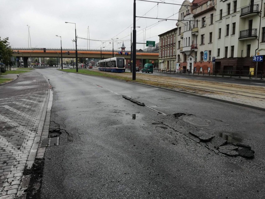 Na skutek uszkodzenia asfaltu na wysokości stacji paliw...