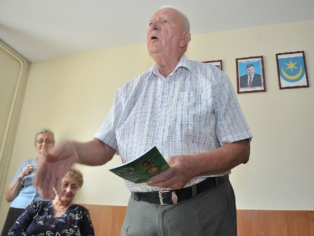 Harcmistrz Zbigniew Krupa opowiada o książce prezentującej komendantki i komendantów Hufca Związku Harcerstwa Polskiego w Tarnobrzegu.