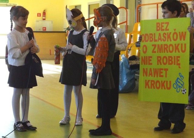 Podczas finału konkursu w pińczowskiej "jedynce" uczniowie prezentowali scenki rodzajowe.