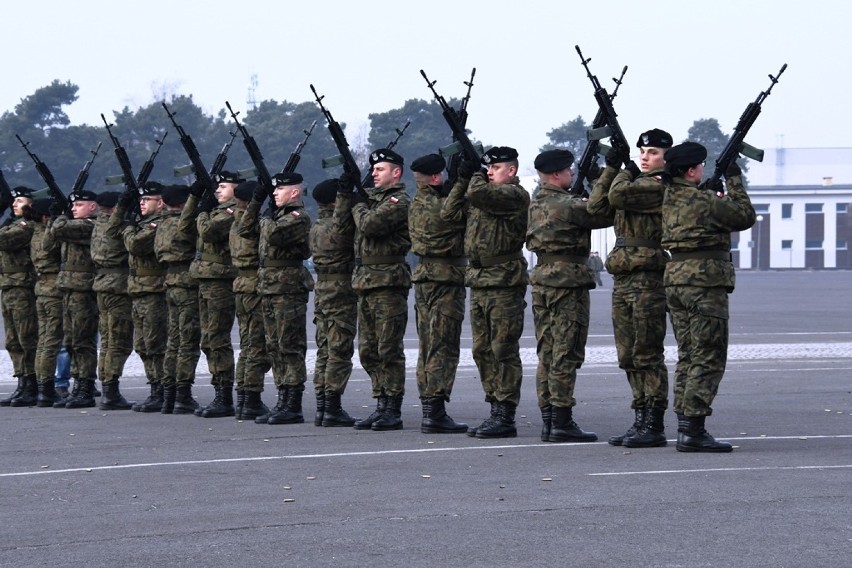 Przysięga wojskowa żołnierzy szkolenia podstawowego w Świętoszowie