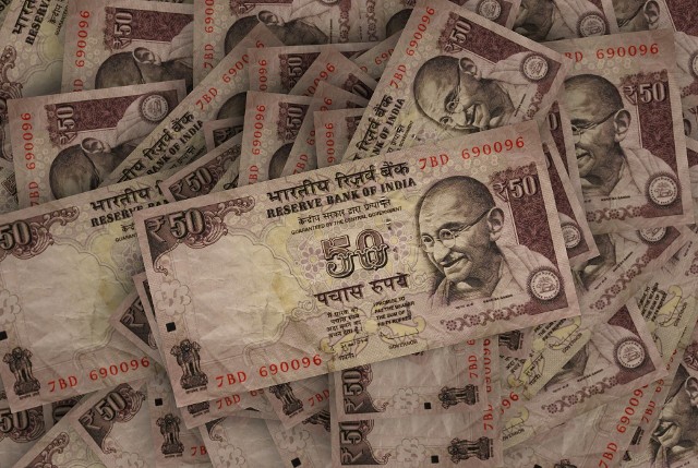 Według informacji "FT", indyjski bank centralny ma konsultować z Rosją rozliczenia w rublach i rupiach.