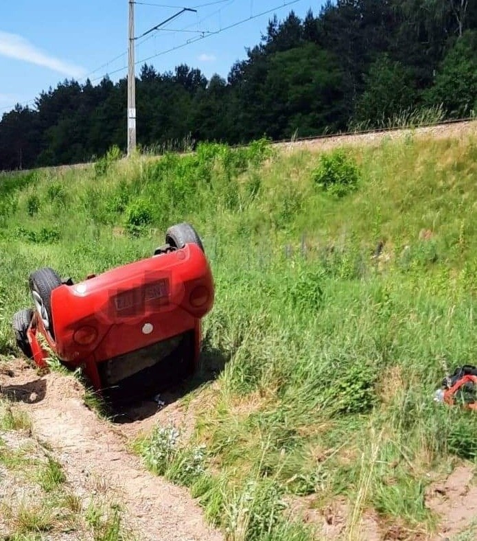 Dachowanie volkswagena w Górach gm. Goworowo, 25.06.2022. Zdjęcia