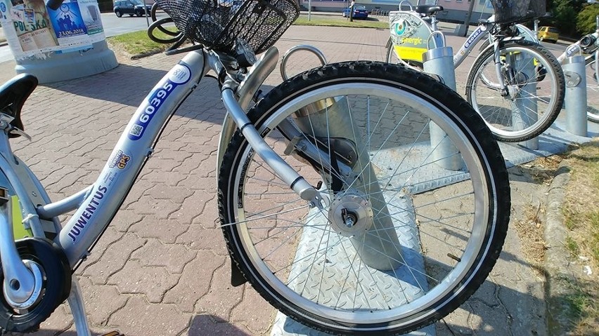 Zdewastowany rower stoi przy ulicy Lekarskiej.