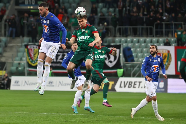 W środę o godz. 20:30 Śląsk Wrocław zagra na wyjeździe z Lechem Poznań w meczu 1/16 finału Fortuna Pucharu Polski. Trener Ivan Djurdjević planuje dać szansę kilku zmiennikom, ale rewolucji w składzie WKS-u nie będzie. Oto przewidywany skład WKS-u na to spotkanie.Do kolejnych piłkarzy przejdziesz za pomocą gestów oraz strzałek