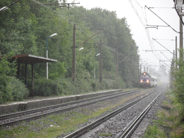 Pociąg z Tychów do Bierunia na bardzo dalekim horyzoncie