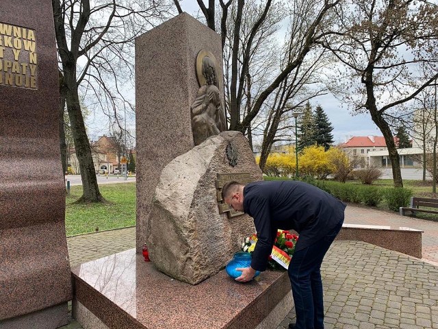 Dzień Pamięci Ofiar Zbrodni Katyńskiej. Rafał Rudnicki złożył kwiaty przed pomnikiem Mordu Katyńskiego przy Rondzie Katyńskim (zdjęcia)