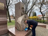 Dzień Pamięci Ofiar Zbrodni Katyńskiej. Rafał Rudnicki złożył kwiaty przed pomnikiem Mordu Katyńskiego przy Rondzie Katyńskim (zdjęcia)