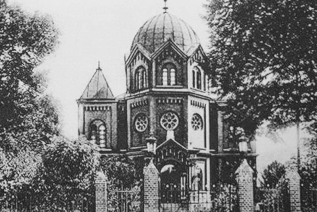 Kozielska synagoga stała w miejscu, gdzie dziś znajduje się ulica 24 kwietnia i szpital. Została spalona podczas Nocy Krzyształowej,działo się to 9 listopada 1938 roku.