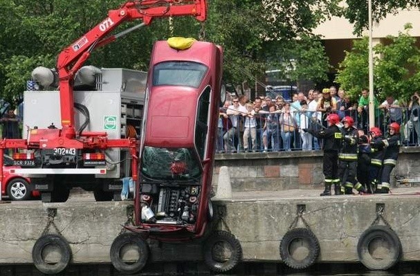 Akcja wyciągania wraku BMW, którym kobieta wjechała do Odry.