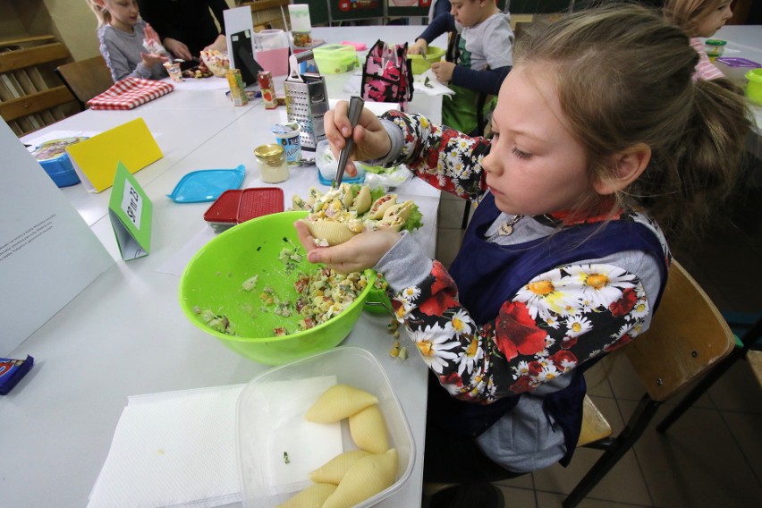 Uśmiechnięta, w ananasie. Sałatka wcale nie musi być nudna. Udowodnili to kieleccy uczniowie