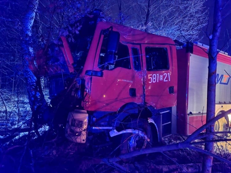 Wypadek strażaków ze Zgierza. Wóz gaśniczy uderzył w drzewo ZDJĘCIA