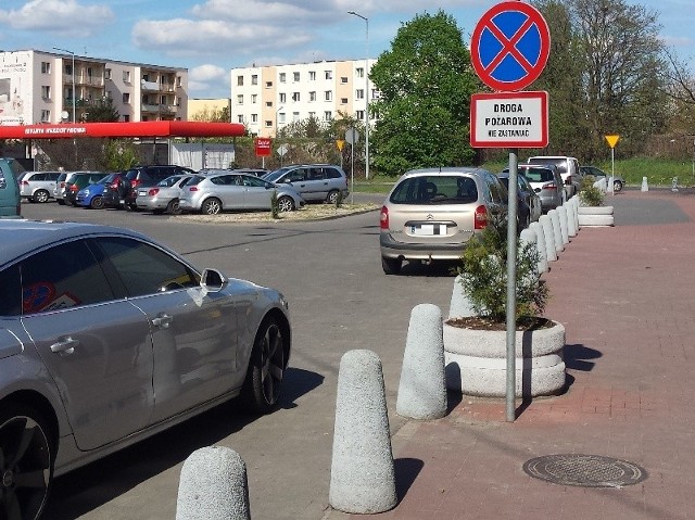 Autodranie parkują na zakazie przy markecie w Zielonej Górze.