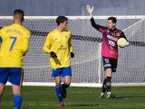 Strzelczanin Grzegorz Kleemann broni dostępu do bramki Yeclano Deportivo. Jego przyszłość w Hiszpanii stoi jednak pod znakiem zapytania