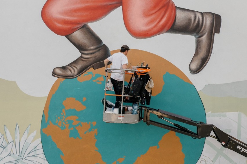 Mural manifestem przeciwko wojnie. Ukraiński artysta tworzy prace na ścianie kamienicy przy ul. Jasnej