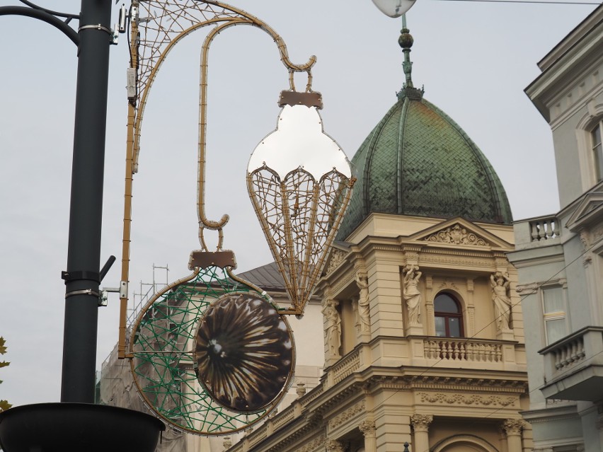 Nowa iluminacja świąteczna na ulicy Piotrkowskiej w Łodzi od 1 grudnia. Jest energooszczędna, napędzają ją m. in. prądnice rowerowe