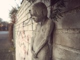 Tajemniczy artysta z Gdyni podrzucił kolejną rzeźbę. Betonowy chłopiec stoi przy al. Piłsudskiego