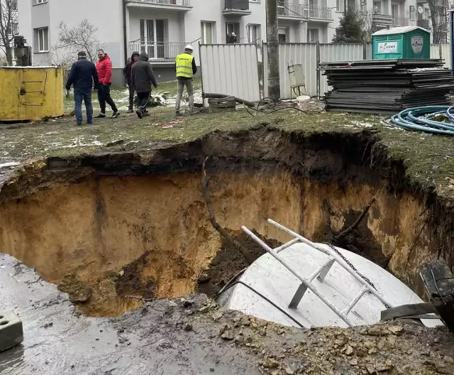 Nowe zapadlisko w Trzebini pochłonęło silos z mieszanką do umacniania terenu