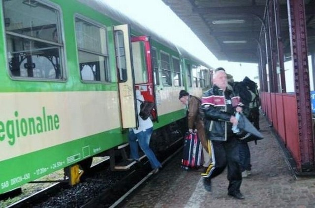 Nadal wiele jest utrudnień na trasach polskich kolei, ale przewoźnicy zapewniają, że niedługo poprawi się komfort jazdy