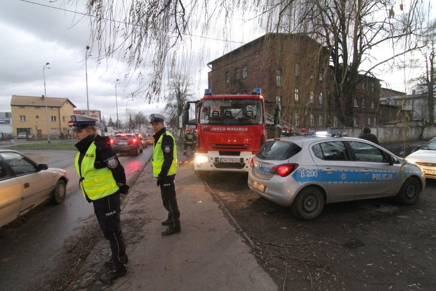 Drzewo runęło na dwa samochody i budynek przy ul....