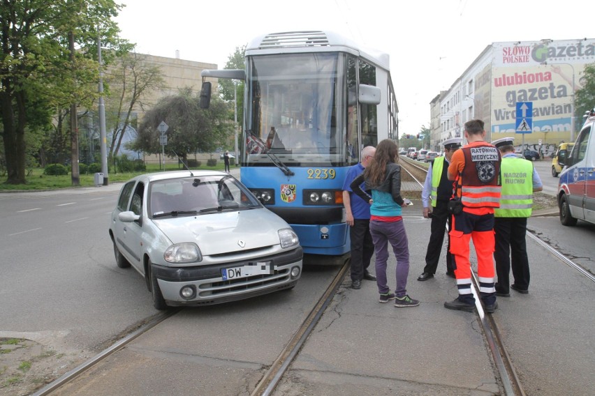 Zderzenie samochodu z tramwajem na ul. Sienkiewicza [ZDJĘCIA]