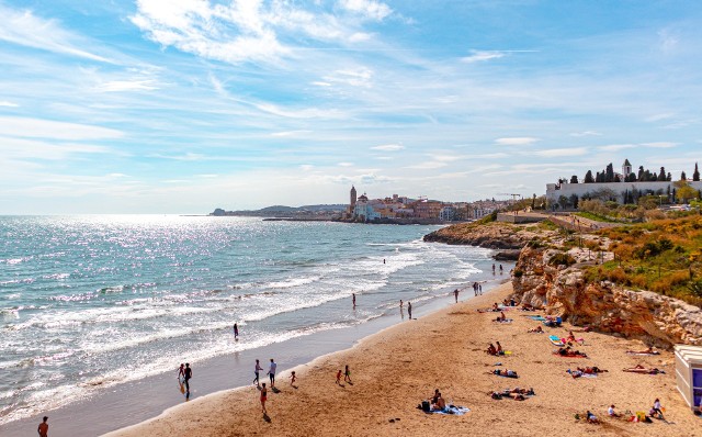 Plaże w Stiges w Katalonii przyciągają tysiące turystów.