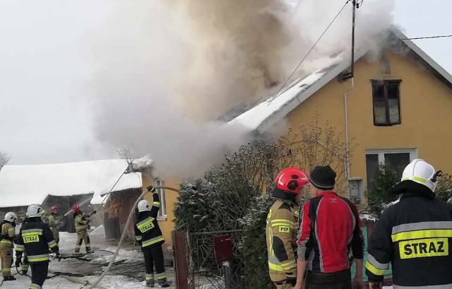 Spaleniu uległ dach domu, ogień zrobił też spustoszenie wewnątrz budynku