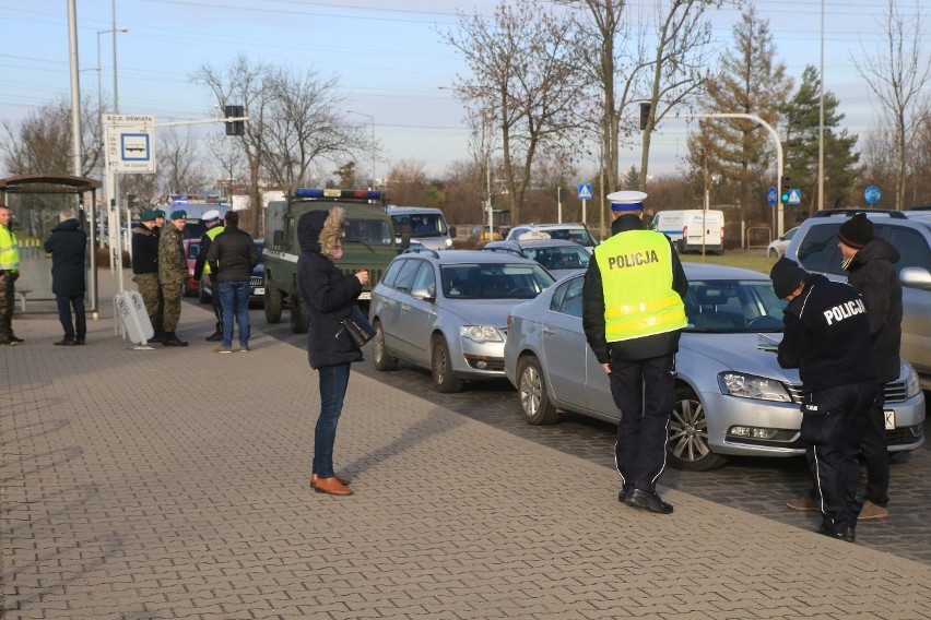 Wrocław: Wariat omijał korek i rysował samochody. Potężne korki na Klecińskiej (ZDJĘCIA)