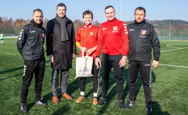 Na stadionie w Nowinach odbył się niecodzienny trening piłkarski. Został on wylicytowany podczas 28. Finału WOŚP przez rodziców Marcela Łukawskiego, trenerem zaś był sam… Paweł Golański, były reprezentant Polski i były kapitan Korony Kielce.- Chcieliśmy zrobić naszemu synowi wyjątkowy prezent urodzinowy. Od wielu lat trenuje piłkę nożna, jest zawodnikiem grupy młodzieżowej Korony Kielce. Możliwość odbycia treningu z samym Pawłem Golańskim to ogromne przeżycie , nie tylko dla Marcela, ale także dla nas – mówi mama Marcela.Paweł Golański to znany wszystkim piłkarz m.in. ŁKS Łódź, Korony Kielce, Steaua Bukareszt, 14-krotny reprezentant Polski, uczestnik piłkarskich Mistrzostw Europy w 2008 r. na stadionach Austrii i Szwajcarii. Możliwość odbycia treningu z nim to nie lada gratka dla każdego fana futbolu.- Nasza gmina z chęcią włącza się w akcje charytatywne, w tym również WOŚP, dlatego z radością przyjąłem propozycję Pawła Golańskiego, by na naszym boisku przeprowadzić trening - mówi wójt Sebastian Nowaczkiewicz. – Lubię pomagać i, jeśli tylko jest taka możliwość, dzielę się swoją wiedzą i umiejętnościami – mówi Paweł Golański.Podczas indywidualnego treningu piłkarskiego Marcel miał okazję sprawdzić swoją kondycję ćwicząc podania, strzelając do bramki i wykonując ćwiczenia sprawnościowe.  Zajęciom przyglądali się Tomasz Willman – dyrektor ds. sportu nowińskiego liceum i Przemysław Cichoń – prezes GKS Nowiny. - Nasza współpraca z Pawłem Golańskim trwa już od ponad roku, kiedy rozpoczęliśmy rekrutację do naszego liceum. Paweł bardzo angażuje się w rozwój naszego liceum sportowego, wspierając młodych piłkarzy – podkreśla Tomasz Willman. (MH, dor)