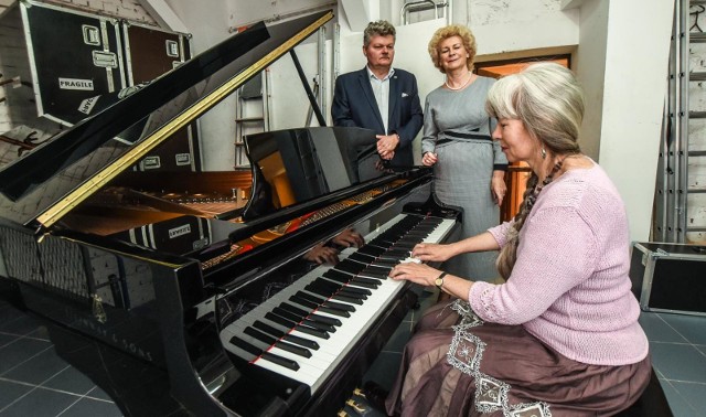 Jako pierwsza na nowych fortepianach koncertowych marki Steinway, przybyłych dziś z hamburskiej fabryki Steinway & Sons, zagrała Maria Kukier. Brzmieniu przysłuchują się Cezary Nelkowski, zastępca dyrektora Filharmonii Pomorskiej oraz Elżbieta Krzyżanowska - kierownik projektu „Zakup sprzętu i wyposażenie dla Filharmonii Pomorskiej im. Ignacego Jana Paderewskiego w Bydgoszczy"