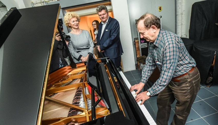 Dwa nowe fortepiany koncertowe marki Steinway przybyłych...
