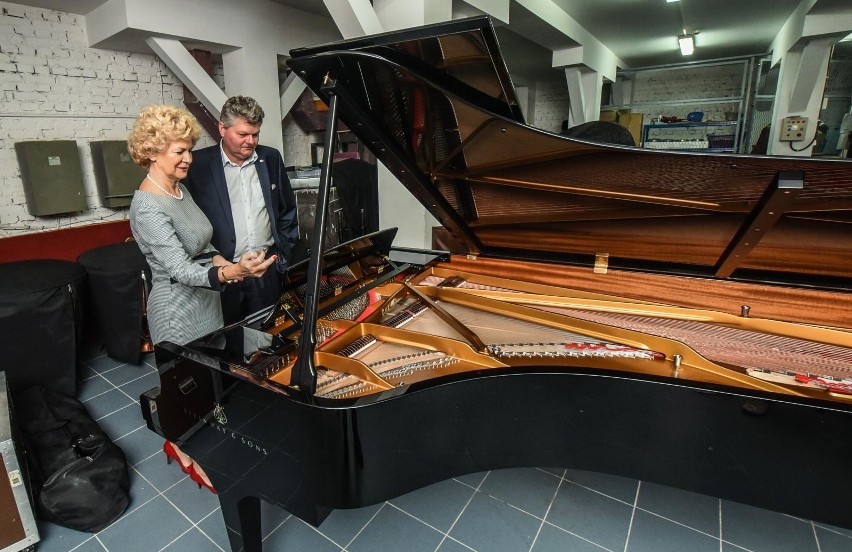 Dwa nowe fortepiany koncertowe marki Steinway przybyłych...