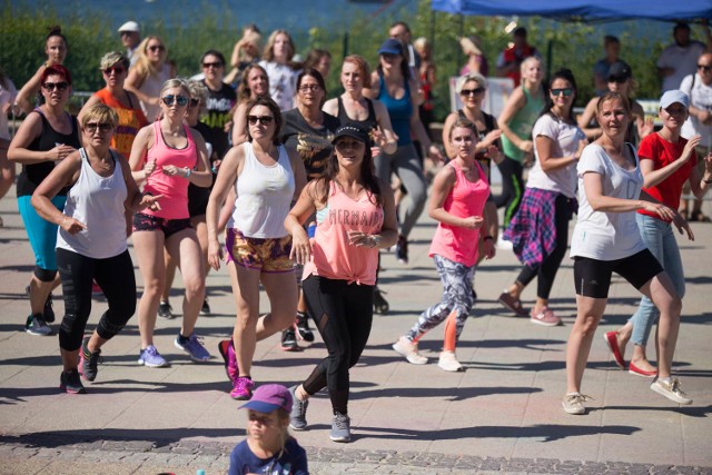 W niedzielę na scenie na usteckiej promenadzie odbył się III Charytatywny Maraton Zumba, połączony z obchodami 3. Urodzin stowarzyszenia Muszkieterowie Szpiku. W programie były trzy godziny zabawy z trenerami zumby i innych rodzajów tańca. Każdy chętny spełniający warunki mógł też zarejestrować się w banku potencjalnych dawców szpiku. 