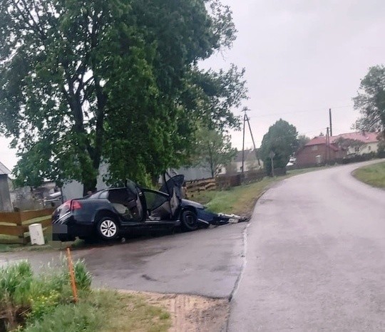 Wypadek w Długołęce Wielkiej, gm. Młynarze, 21.05.2022. Dwie osoby trafiły do szpitala. Zdjęcia