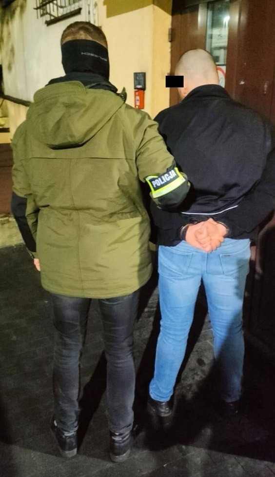 Policjanci zatrzymali sprawcę zuchwałego napadu ulicznego na sędziwą łodziankę na ul. Wróblewskiego na Polesiu. Okazał się nim 26-letni taksówkarz. Był zaskoczony i nie stawiał oporu.