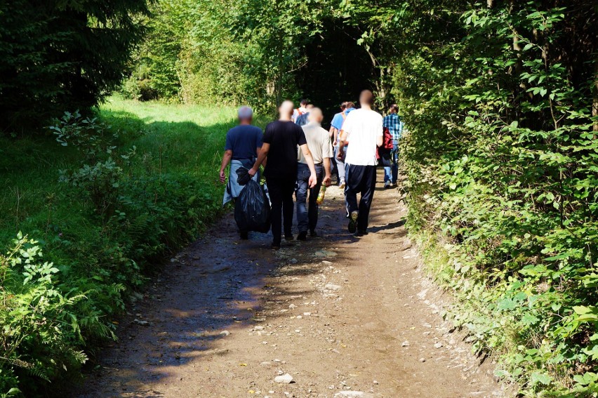 Grupa skazanych sprzątała szlak turystyczny na Leskowiec