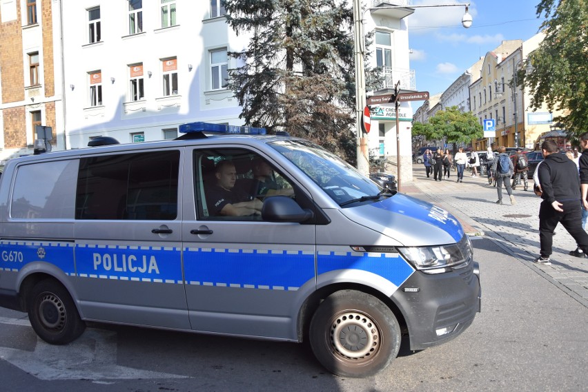 Derby Tarnowa zabezpieczają liczne siły policji z Tarnowa i...