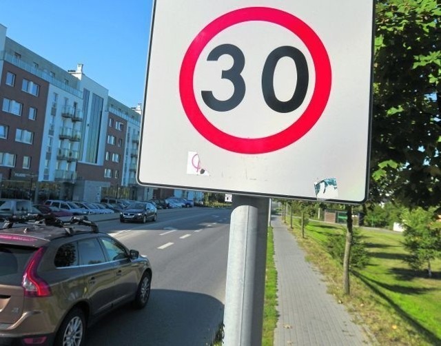 Ograniczenia szybkości do 30 km/h wprowadzone są już m.in. we Wrocławiu, Łodzi, Krakowie i Poznaniu, a ostatnio w Katowicach. Od dawna z taką szybkością jeżdżą też kierowcy w Londynie, Berlinie, a niebawem Tempo 30 ma być wprowadzone w Paryżu / Fot. P. Świderski