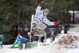 Snowpark Ogrodniczki: Skaterzy wykonywali ewolucje na śniegu (zdjęcia)