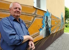 Na ocieplonej i pomalowanej ścianie budynku przy Walczaka 43 lokatorzy mają grafitti. - Wymyśliliśmy taki sposób na to, aby wandale nie zniszczyli nam odnowionej ściany. Firma Medbud, która ocieplała dom, zafundowała nam taki malunek - wyjaśnia Ryszard Bonicki.