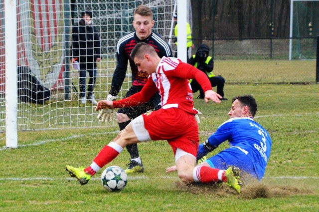 Adrian Wójcik (z piłką) i jego koledzy z Soły Oświęcim, chcą pokonać na własnym boisku Podlasie Biała Podlaska.